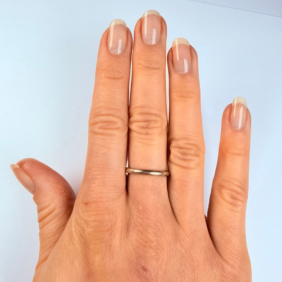 14K Solid White Gold Mid Century Classic Solid 2.5MM Band Vintage Ring SIZE 8 - Picture 2 of 10